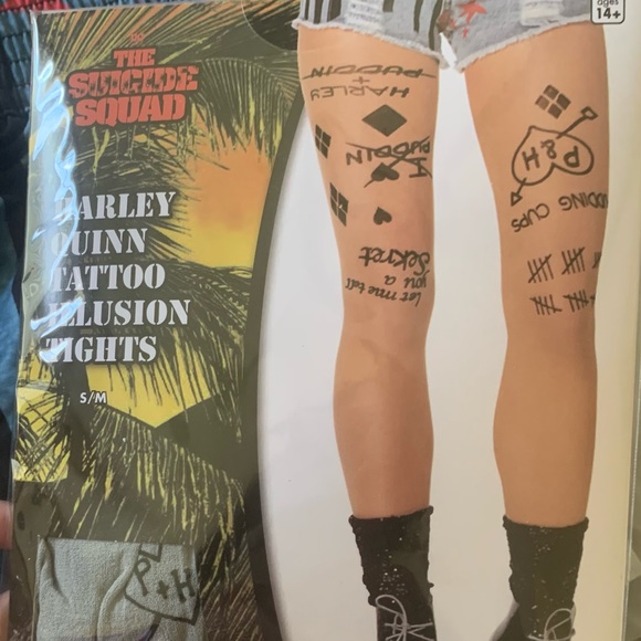 DC Comics Birds Of Prey Harley Quinn Shorts and tattoo tights from party city - Picture 7 of 8